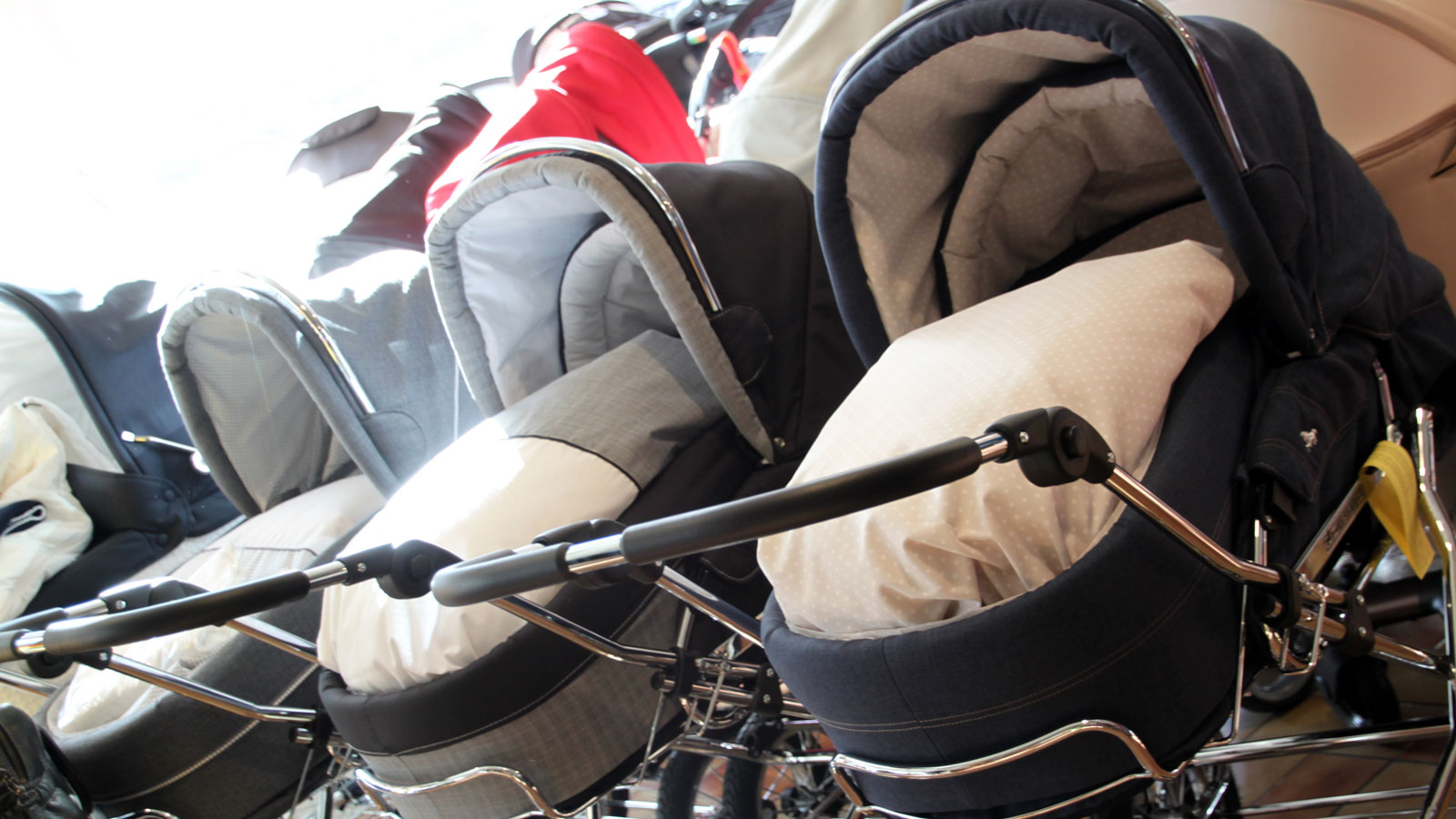 Kinderwagen im Laden